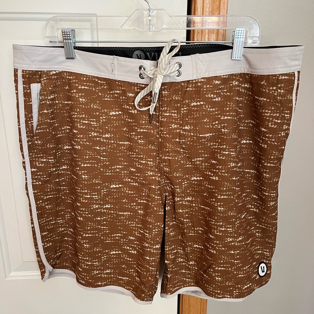 Vuori Cruise Hybrid board shorts. Size 36